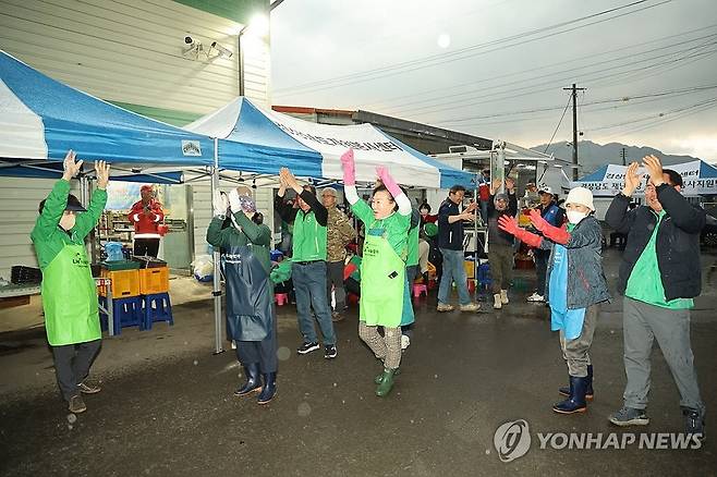 "반갑다 단비야" 환호하는 자원봉사자들 (산청=연합뉴스) 경남 산청 대형 산불 발생 이레째인 27일 오후 산불현장통합지휘본부가 위치한 산청군 시천면 곶감유통센터에서 자원봉사자들이 기다리던 단비에 환호하고 있다. 2025.3.27 [산청군 제공. 재판매 및 DB 금지] jjh23@yna.co.kr