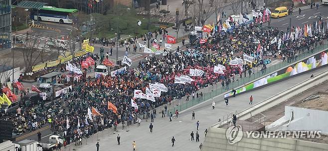 민주노총, 광화문 세종대로 총파업 집회 (서울=연합뉴스) 홍해인 기자 = 전국민주노동조합총연맹(민주노총) 소속 조합원들이 27일 서울 세종대로 광화문광장에서 윤석열 대통령에 대한 헌법재판소의 탄핵심판 선고일 지정을 촉구하며 총파업 집회를 열고 있다. 2025.3.27 hihong@yna.co.kr