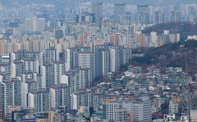 서울 남산에서 바라본 서울 다세대 주택과 아파트단지 모습. (사진=연합뉴스)