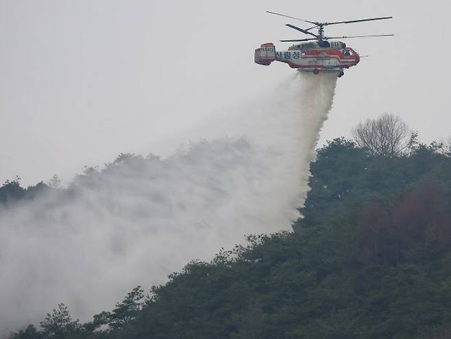 28일 오전 경북 영양군 석보면 일대에서 산림청 헬기가 방수 작업을 벌이고 있다.(사진=연합뉴스)