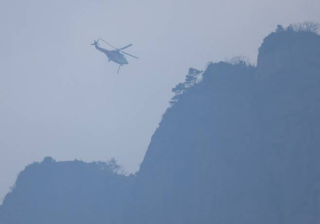 27일 경북 청송군 주왕산 위로 산불 진화 헬기가 진화작업을 벌이고 있다.(사진=연합뉴스)
