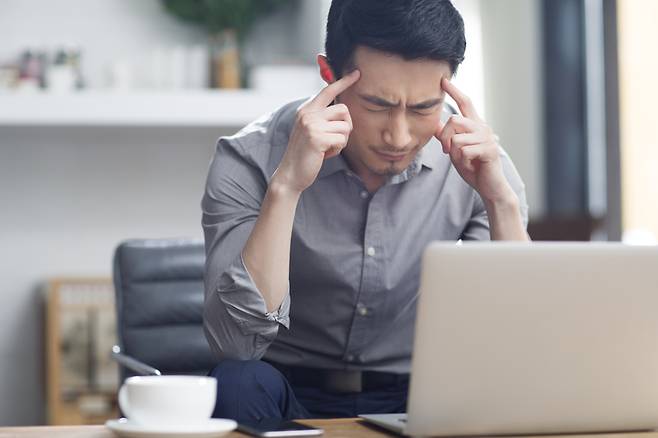 두통은 사실상 모든 사람들이 일생 동안 한두 번 이상은 경험하는 증상이다. 두통은 식사를 건너 뛰거나 카페인 음료를 너무 많이 마셨을 때도 발생할 수 있다. [사진=게티이미지뱅크]