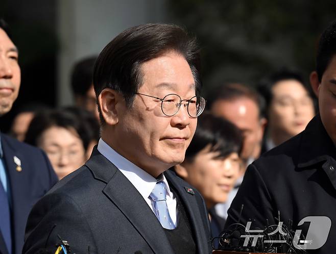 공직선거법 위반 항소심에서 무죄를 선고받은 이재명 더불어민주당 대표가 26일 오후 서울 서초구 서울고등법원에서 열린 공직선거법 위반 혐의 2심 선고 공판을 마친 후 법원을 나서고 있다. 2025.3.26/뉴스1 ⓒ News1 사진공동취재단