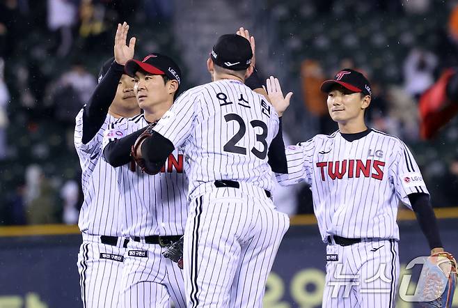 27일 서울 송파구 잠실야구장에서 열린 '2025 신한 SOL 뱅크 KBO리그' 한화 이글스와 LG 트윈스의 경기에서 2대1로 승리한 LG 선수들이 하이파이브를 하고 있다. 2025.3.27/뉴스1 ⓒ News1 김명섭 기자