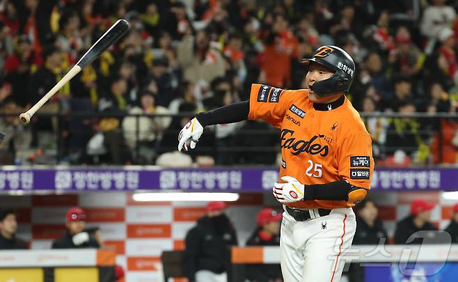 28일 대전 한화생명볼파크에서 열린 '2025 신한 SOL 뱅크 KBO리그' 한화 이글스와 기아 타이거즈 경기에 7회말 한화 김태연이 솔로 홈런을 치고 방망이를 던지며 환호하고 있다. 2025.3.28/뉴스1 ⓒ News1 김기남 기자