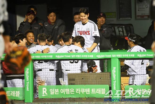 달아나는 솔로포를 터뜨린 문보경이 더그아웃에 들어선 뒤 그대로 얼어붙었다. 잠실=박재만 기자 pjm@sportschosun.com