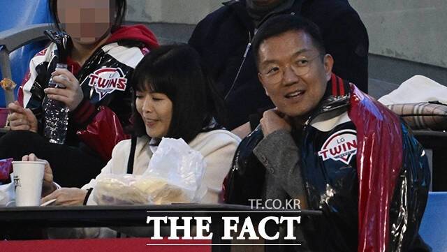 구연경 LG복지재단 대표(왼쪽)와 윤관 블루런벤처스 대표가 27일 오후 서울 송파구 잠실야구장에서 열린 LG트윈스와 한화이글스의 경기를 관람하고 있다. /박헌우 기자