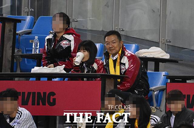 구연경 LG복지재단 대표이사와 LG가(家) 맏사위 윤관 블루런벤처스(BRV) 대표가 27일 오후 서울 송파구 잠실야구장에서 열린 2025 KBO리그 한화 이글스와 LG 트윈스의 경기를 관람하고 있다. /잠실야구장=박헌우 기자