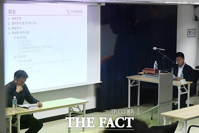 백종원 더본코리아 대표이사(오른쪽)가 28일 오전 서울 서초구 스페이스쉐어 강남역센터에서 열린 더본코리아 정기 주주총회에 참석해 의장석에 앉아있다. /서예원 기자