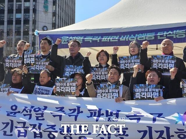 윤석열즉각퇴진·사회대개혁 비상행동(비상행동)은 28일 오후 서울 종로구 광화문 서십자각에서 기자회견을 열고 "내란이 일어난 지 약 4개월이 넘었고 변론을 종결한지 1달이 훌쩍 지나도록 선고 날짜조차 지정되지 않는 상황은 더 이상 용납할 수 없는 비상상황"이라며 "헌재를 포위하는 집중 행동을 통해 주권자 시민들의 강력한 의지를 표명할 것"이라고 밝혔다. /이다빈 기자
