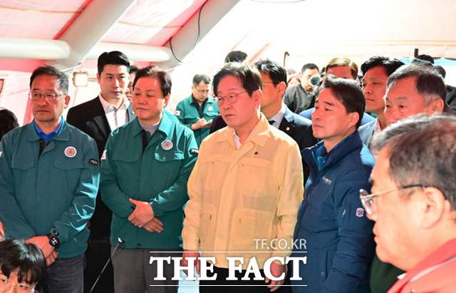 이재명 더불어민주당 대표가 28일 오후 경남 산청군 시천면에 설치된 산불현장지휘소를 방문해 산림청 관계자로부터 산불 상황 보고를 받고 있다. /뉴시스