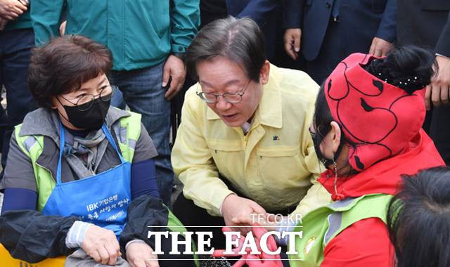 이재명 더불어민주당 대표가 28일 오후 경남 산청군 시천면에 설치된 산불현장지휘소를 찾아 관계자들을 격려하고 있다. /뉴시스