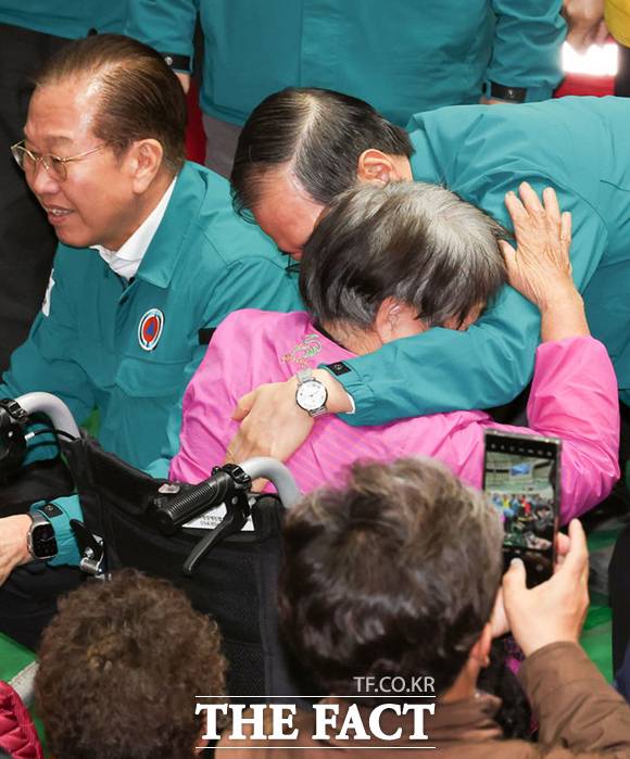 한덕수 대통령 권한대행 국무총리(오른쪽)와 권영세 국민의힘 비상대책위원장이 28일 안동 운흥동 안동체육관에 마련된 주민대피소를 방문해 이재민들을 위로하고 있다. /뉴시스
