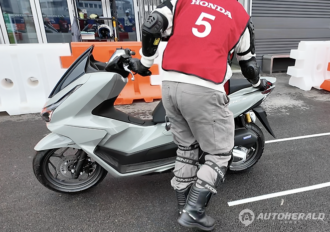 센터에서는 넘어진 모터사이클을 안전하게 세우고 쉽게 주차하고 수동으로 이동하는 요령까지 교육한다. (오토헤럴드 김흥식 기자)