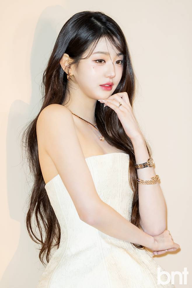 주얼리를 착용하고 있는 왼팔을, 그것도 손등쪽으로 팔을 돌려 포즈 취하는 장원영