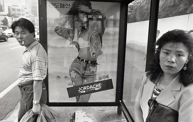 1993년 부산 중앙동 국제빌딩 앞 버스 승장장에 붙은 청바지 광고./ 사진가 문진우