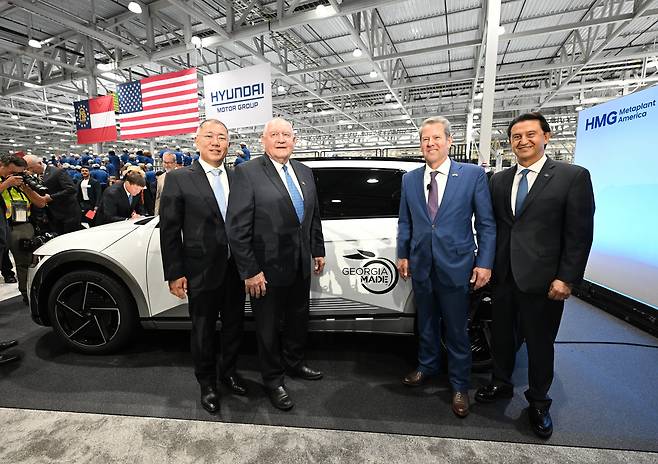 정의선 현대차그룹 회장이 지난 26일(현지시각) 미국 조지아주 엘라벨에 위치한 ‘현대자동차그룹 메타플랜트 아메리카(HMGMA)’ 준공식에 참석해 생산된 아이오닉 5 차량에 서명 후 참석자들과 기념촬영을 하고 있다. 왼쪽부터 정 회장, 소니 퍼듀(Sonny Perdue) 전 조지아 주지사, 브라이언 켐프(Brian P. Kemp) 조지아 주지사, 호세 무뇨스(José Muñoz) 현대차 대표이사 사장. /현대차그룹 제공