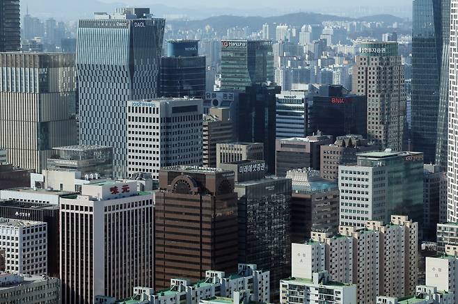 24일 서울 영등포구 여의도 63빌딩에서 바라본 여의도 증권가./뉴스1 제공