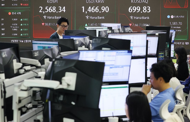28일 오전 서울 중구 하나은행 본점 딜링룸 현황판에 코스피와 원·달러 환율이 표시돼 있다. ⓒ연합뉴스