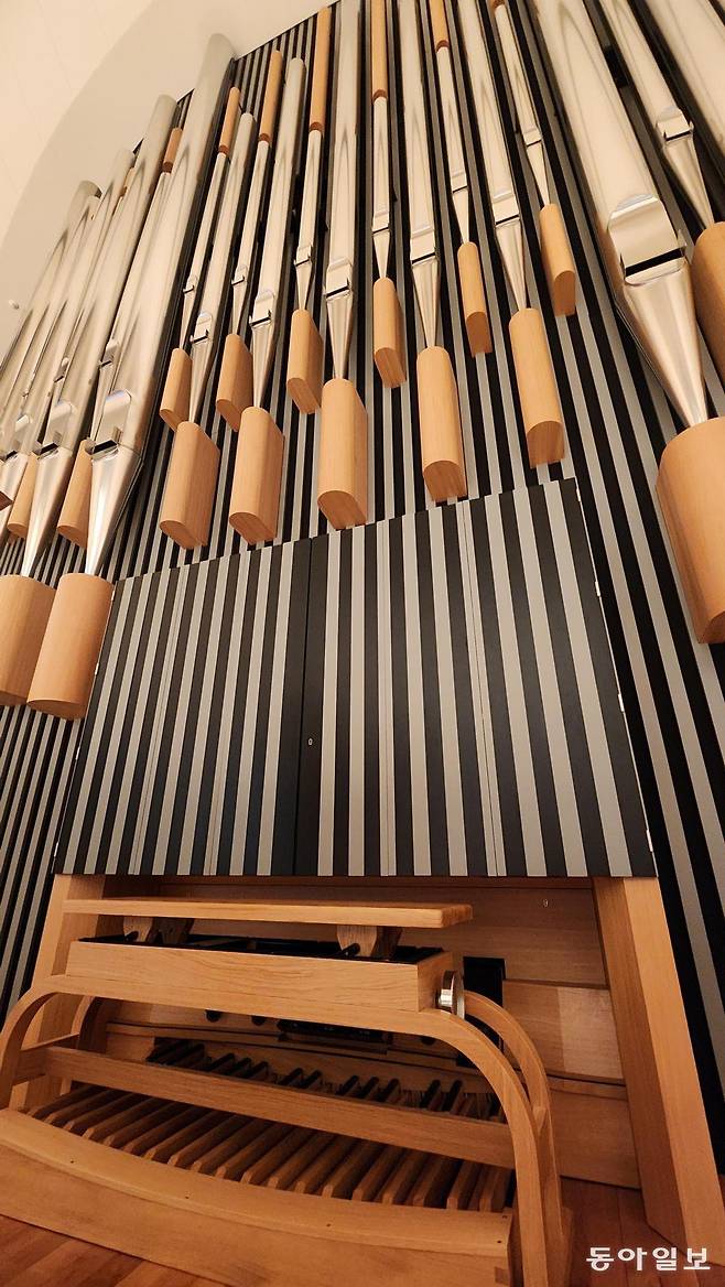 21일 부산 부산진구 부산시민공원 내 조성된 부산콘서트홀 대공연장에 30억 원짜리 파이프 오르간이 설치됐다. 김화영 기자 run@donga.com