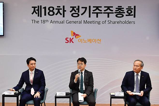 SK이노베이션 경영진이 28일 서울 종로구 SK서린빌딩에서 열린 제18기 정기 주주총회에서 발언하고 있다. (왼쪽부터) 추형욱 SK이노베이션 E&S 사장, 박상규 SK이노베이션 대표이사 사장 이석희 SK온 사장. (사진=SK이노베이션)
