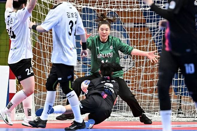 삼척시청 박새영 골키퍼가 돌파슛을 막고 있다. 한국핸드볼연맹 제공