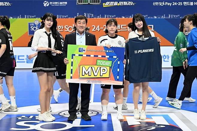 시상자로 나선 삼척시의회 권정복 의장(왼쪽 두번째)과 경기 MVP에 선정된 삼척시청 강주빈(왼쪽 세번째)이 기념촬영을 하고 있다. 한국핸드볼연맹 제공