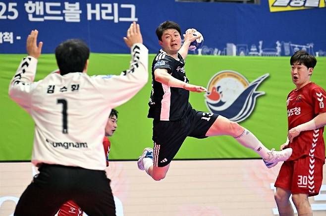 두산 조태훈이 점프슛을 하고 있다. 한국핸드볼연맹 제공