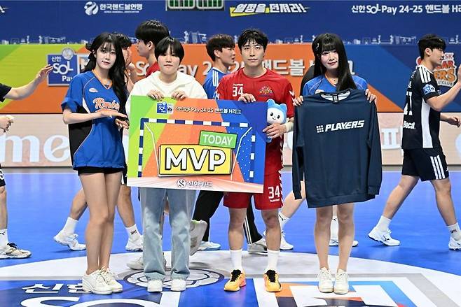 경기 MVP에 선정된 충남도청 박성한이 기념촬영을 하고 있다. 한국핸드볼연맹 제공