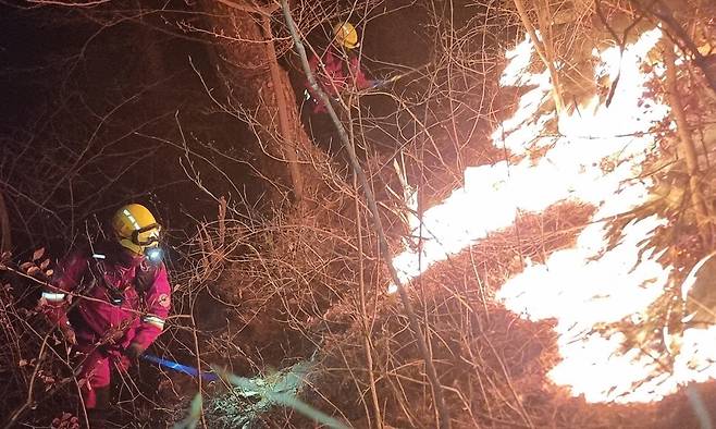 산림청 공중진화대와 산불재난특수진화대가 26일 오후부터 27일 새벽 사이 경남 산청군 시천면 동당리 일대에서 지리산과 민가를 지키기 위해 사투를 벌이고 있다. 산림 당국은 낙엽층 등으로 진화에 어려움을 겪었다고 설명했다. 산림청 제공