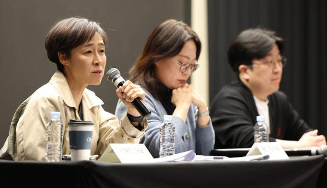 '언더피프틴' 제작사 크레아 스튜디오의 서혜진(왼쪽) 대표가 25일 서울 마포구 스탠포드 호텔에서 긴급 제작보고회를 열고 발언하고 있다. 뉴스1