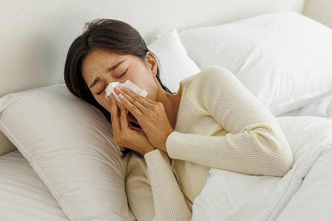 누우면 머리로 피가 쏠리며 콧속 하비갑개가 부풀어 코가 막히기 쉽다./사진=클립아트코리아