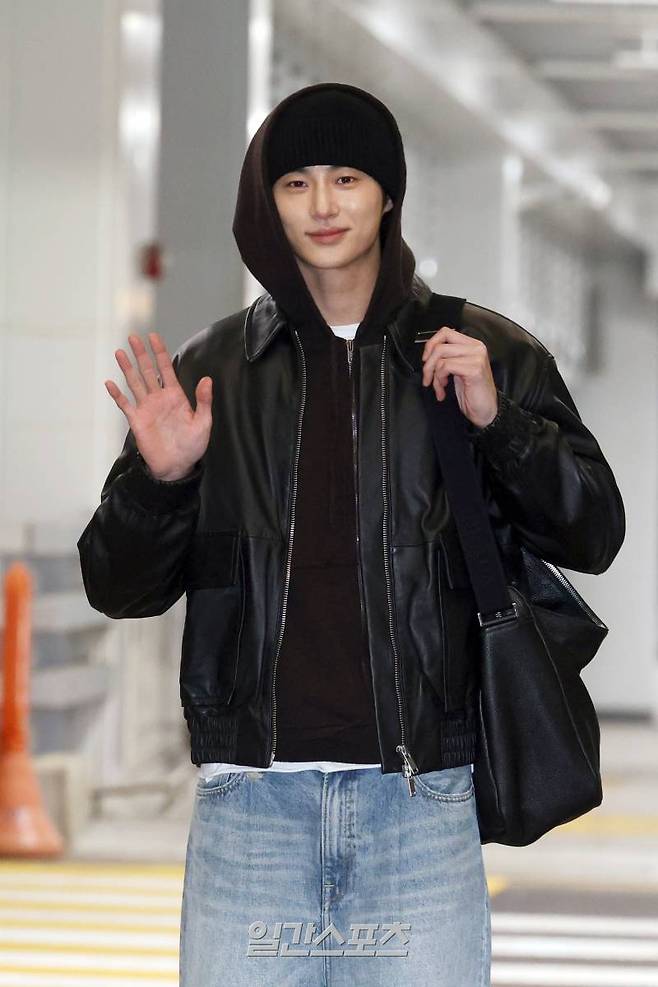 배우 변우석이 26일 오후 인천국제공항을 통해 '2024 아시아 아티스트 어워즈' 일정 참석 차 태국 방콕으로 출국 전 포즈를 취하고 있다. 인천공항=서병수 기자 qudtn@edaily.co.kr /2024.12.26/