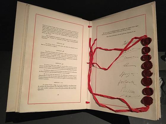 유럽 석탄 철강 공동체(ECSC)를 결의한 1951년 파리 조약 협정문. 가장 기초적인 분야부터 협력하기로 한 6개국의 약속은 오늘날 EU의 기틀이 되었다. 위키피디아