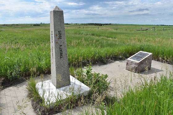 1925년 세워진 미국과 캐나다 국경 경계석. 당시에도 몇몇 주요 도로 간 국경검문소를 제외하고 비방비 국경을 유지했을 만큼 양국 관계는 우호적이었다. 그러면서 한편으로는 전쟁을 대비한 계획도 세워 놓고 있었다. 위키피디아