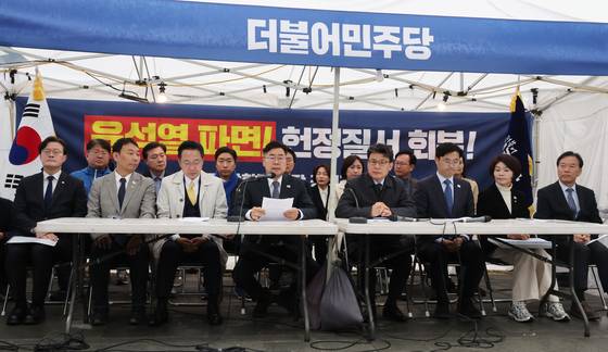 박찬대 더불어민주당 원내대표가 27일 오전 서울 종로구 광화문 앞 더불어민주당 천막 당사에서 열린 광화문 천막 당사 정책조정회의에 참석해 발언하고 있다. 뉴시스