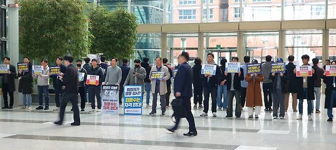 28일 서울시 목동 SBS 사옥 1층에서 노조원들이 최윤수 전 국가정보원 2차장의 사외이사 겸 감사위원 임명에 반대하는 손팻말 시위를 벌이고 있다. /박성동 기자