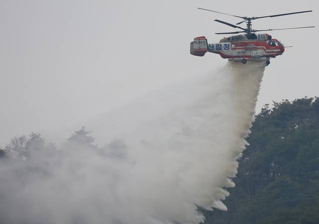 ▲ 28일 오전 경북 영양군 석보면 일대에서 산림청 헬기가 방수 작업을 벌이고 있다. 연합뉴스