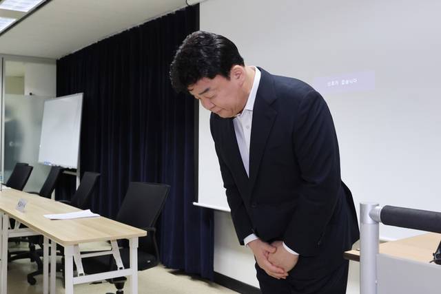 ▲ 백종원 더본코리아 대표가 28일 서울 서초구 스페이스쉐어 강남역센터에서 열린 첫 정기 주주총회에서 주주들을 향해 사과하고 있다. 연합뉴스