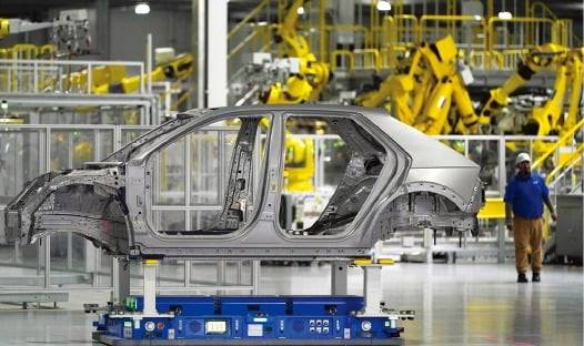 미국 조지아주 엘라벨에 있는 ‘현대자동차그룹 메타플랜트아메리카’(HMGMA)에서 자율이동로봇(AMR)이 자동차 부품을 옮기고 있다.  /AP연합뉴스