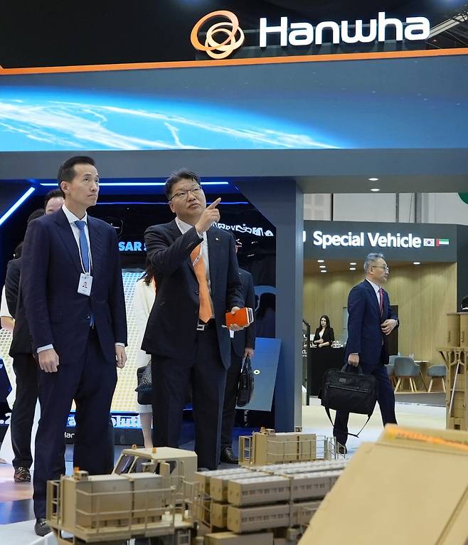 김동관 한화그룹 부회장이 ﻿‘IDEX 2025’﻿에서 ﻿설명을 듣고 있다. 사진=한화에어로스페이스