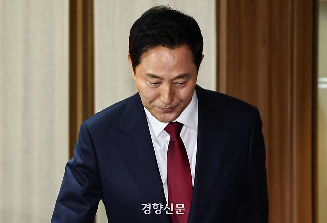 오세훈 서울시장이 20일 서울시청에서 금일 실시된 검찰 압수수색에 대해 입장을 밝힌 후 청사를 나서고 있다.문재원 기자