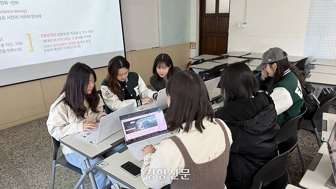 영남지역 산불 대피소 홈페이지를 만든 허지현씨 등 이화여대학교 사회과교육과 학생들이 28일 서울 마포구 이화여대 한 강의실에서 회의하고 있다. 허씨 제공
