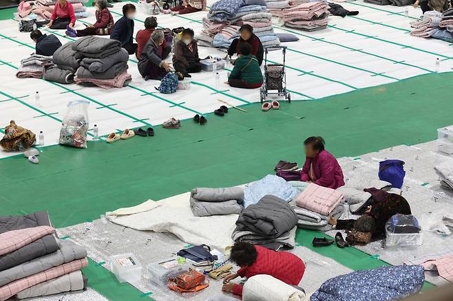 Displaced residents from Yeongyang County in North Gyeongsang are seen inside a public shelter on March 28. [YONHAP]