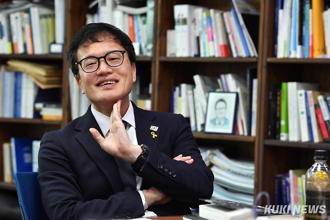 더불어민주당 소속 박주민 국회 보건복지위원장이 25일 국회 의원회관에서 쿠키뉴스와 인터뷰를 진행하고 있다. 곽경근 대기자