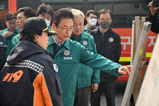 이철우 지사가 산불현장을 점검하고 있다. 경북도 제공.