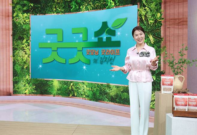 KT알파 쇼핑이 29일 건강기능식품 특화 프로그램 ‘굿굿쇼’를 론칭했다. 사진은 방송인 김지선이 스튜디오 녹화 현장에서 포즈를 취하고 있는 모습. KT알파 쇼핑 제공