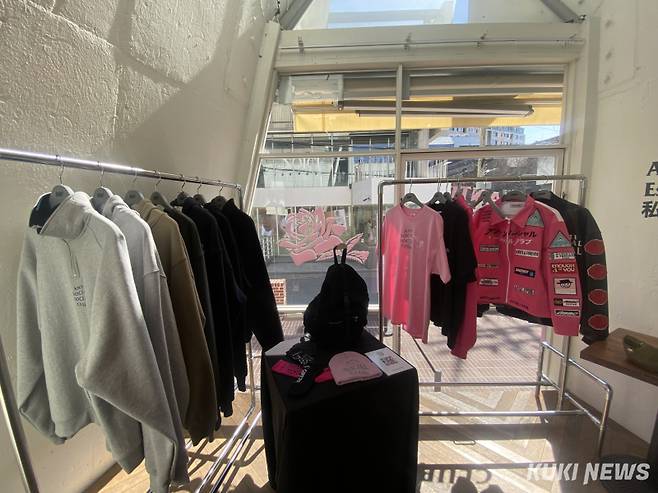 카시나와 안티소셜소셜클럽이 협업한 후드티 제품(왼쪽)과 안티소셜클럽클럽의 브랜드 컬러가 잘 녹아든 라이딩 자켓. 심하연 기자