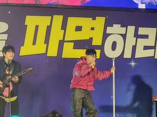 27일 윤석열 대통령 탄핵촉구 집회서 공연하는 가수 이승환. 연합뉴스