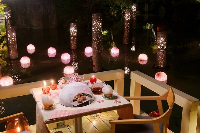 호시노 리조트 카이 쓰가루 ‘벚꽃 조명이 설치된 물의 정원’ / 사진=호시노 리조트